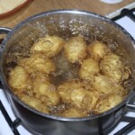 w garnku gotują się ziemniaki w mundurkach