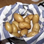 ugotowane w mundurach ziemniaki leżą w koszyczku na ściereczce