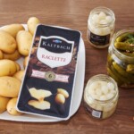 raclette z ziemniakami gotowanymi i kiszonkami składniki