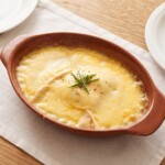 roztopiony ser raclette w naczyniu żaroodpornym