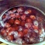 w garnku gotują się czereśnie