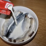 filety śledziowe oczne są w mleku w dużej misce