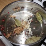 w garnku znajduje się kwaśna zalewa octowa do śledzi