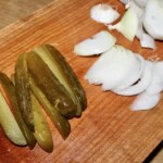 pokrojone w słupki ogórki kiszone