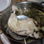 ugotowana noga z kurczaka