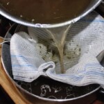 cedzenie rosołu na durszlaku z gazą
