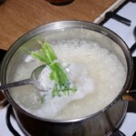 w garnku gotuje się ryż basmati