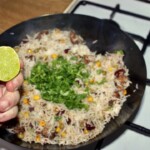 Ryż smażony z kurczakiem warzywami i kolendrą