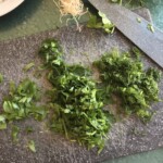 posiekane świeże zioła na desce kuchennej