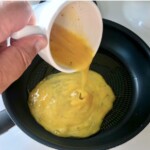 omlet jajeczny smaży się na patelni