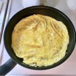 omlet jajeczny smaży się na patelni