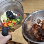 przygotowanie farszu z kurczakiem do sajgonek