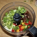 przygotowanie farszu z kurczakiem do sajgonek