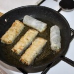 na patelni smażą się sajgonki z kurczakiem