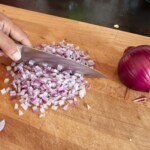 czerwona cebula drobno posiekana