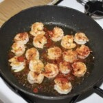 na patelni smażą się obrane krewetki koktajlowe