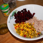 Sałatka ryżowa z tuńczykiem papryką i fasolką