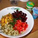 Sałatka ryżowa z tuńczykiem papryką i fasolką