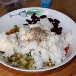 Sałatka ryżowa z tuńczykiem papryką i fasolką