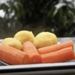 na talerzu studzą się ugotowane marchewki i ziemniaki