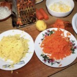 starte marchewka i puree z ugotowanych ziemniaków na talerzach