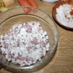 Sałatka warstwowa ze śledziem i warzywami