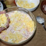 Sałatka warstwowa ze śledziem i warzywami