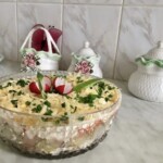 Sałatka warstwowa ze śledziem i warzywami