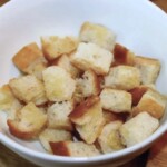 chrupiące grzanki w misce