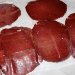 plastry bresaoli wołowej na stole