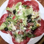 Włoska sałatka z bresaolą wołową i grzankami