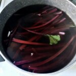 w garnku gotuje się botwinka młoda buraki czerwone