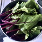 w garnku gotuje się botwinka młoda buraki czerwone