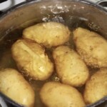 w garnku gotują się ziemniaki