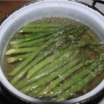 zielone szparagi gotują się w garnku