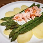Sałatka z łososiem wędzonym i szparagami