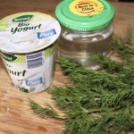 pęczek świeżego koperku oraz jogurt w kubku