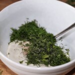 przygotowanie w misce dipu jogurtowego z koperkiem