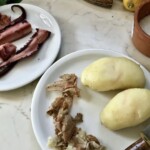 ugotowane i obrane dwa duże ziemniaki leżą na talerzu