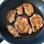 na patelni smażą się kotleciki z polędwiczki wieprzowej
