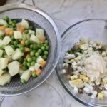 Sałatka ze śledziem wędzonym i warzywami