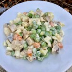 Sałatka ze śledziem wędzonym i warzywami