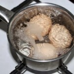 w garnku gotują się trzy jajka