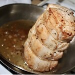 kawałek schaby smaży się na patelni