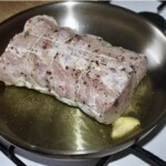 kawałek schaby wieprzowego smaży się na dużej patelni