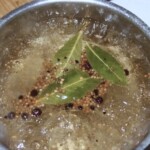 w garnku gotuje się kwaśna zalewa octowa do śledzi