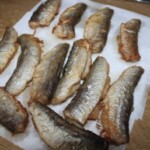 usmażone tuszki sielawy na ręcznikach papierowych