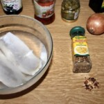 filety śledziowe moczą się w wodzie w misce