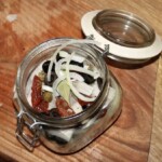 Śledź w oleju z oliwkami kaparami