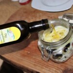 Śledź w oleju z oliwkami kaparami